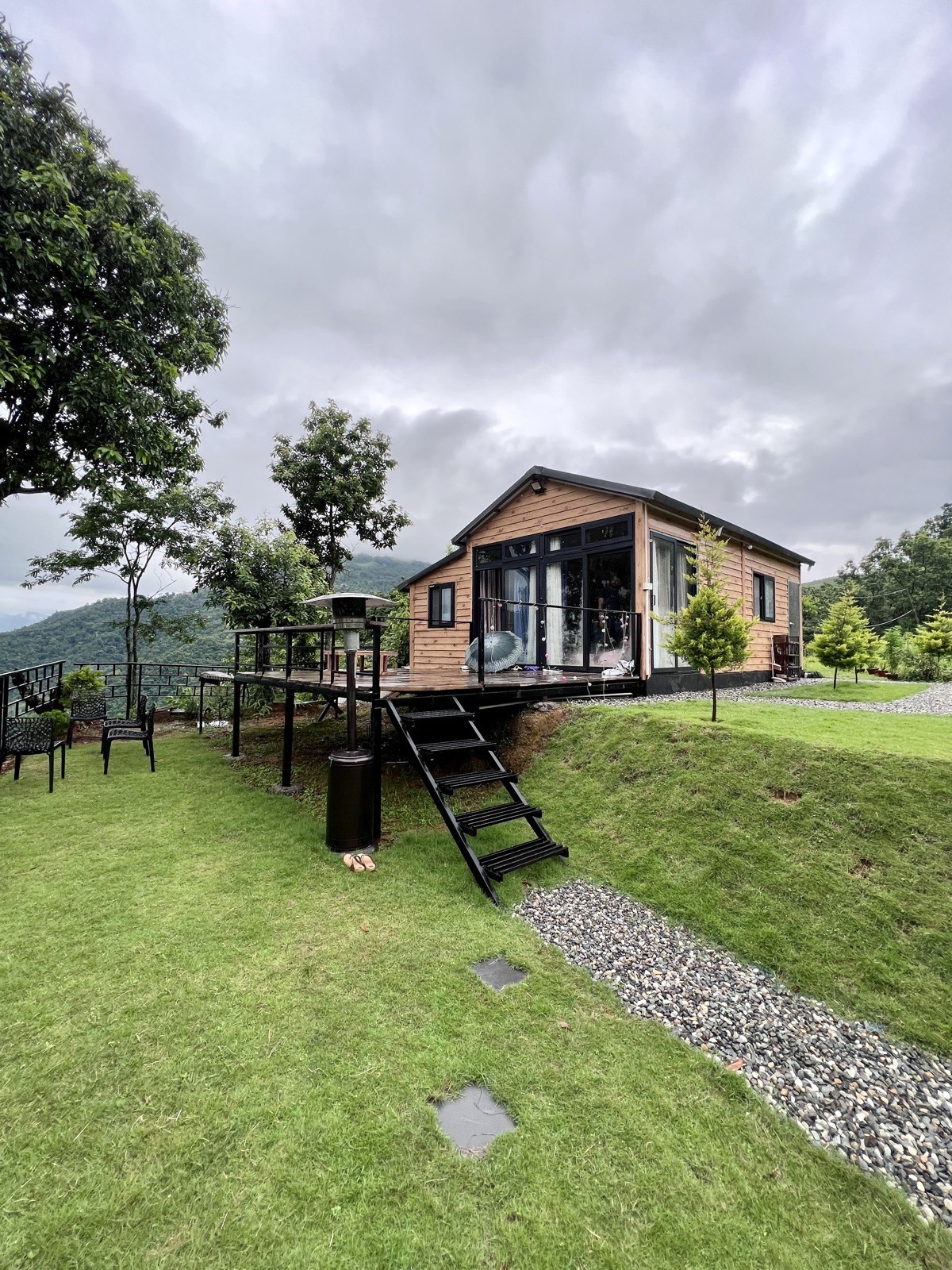 Sabs Villa cabin exterior with green lawn